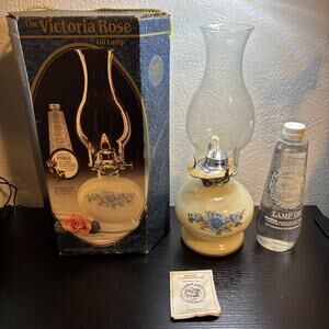 NEW IN BOX VICTORIAN ROSE CREAM BASE KEROSENE Glass Oil Lamp 14.5” LAMPLIGHT